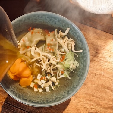 Bouillon miso, pleurotes jaunes déshydratés, gyozas aux légumes